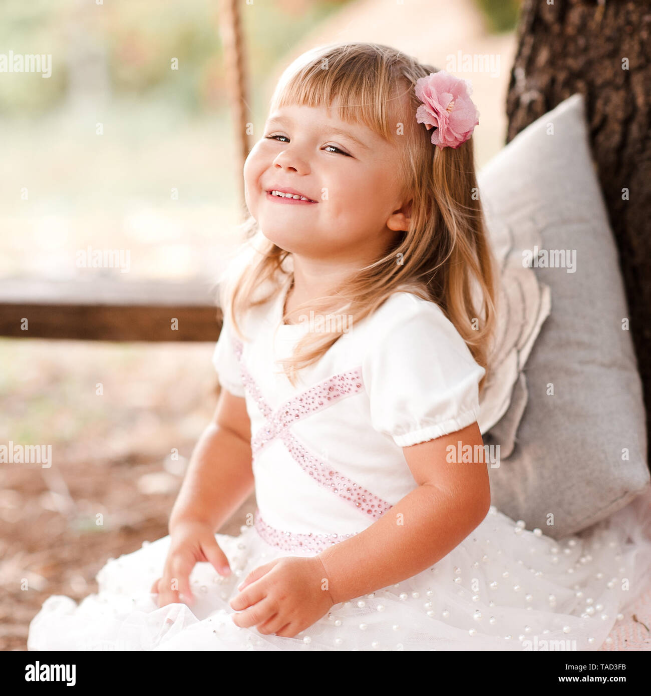 Smiling blond bebe fille 1 2 ans vetu de blanc robe elegante a l exterieur. Le bonheur. L enfance Photo Stock Alamy