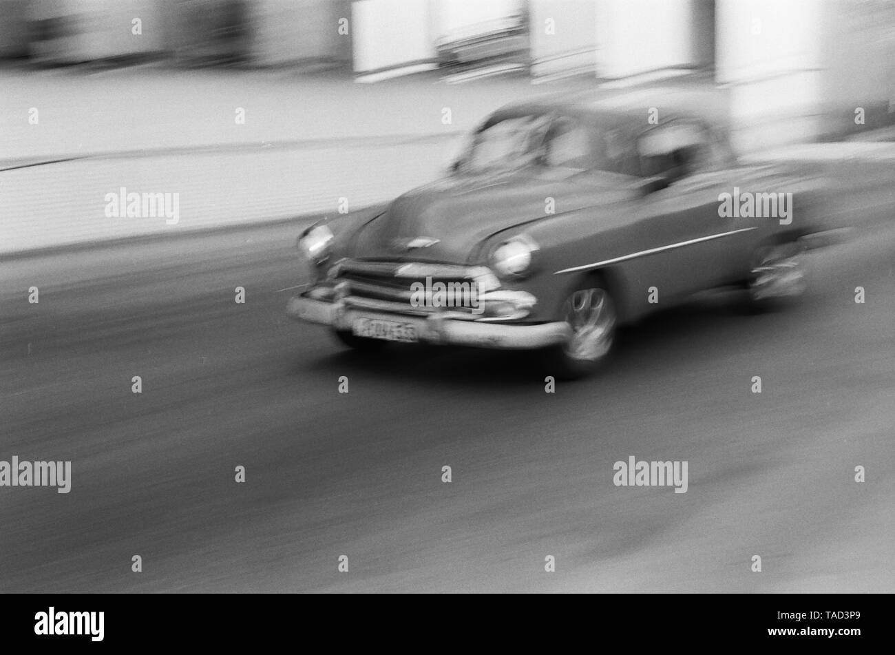 Une voiture américaine vitesse dans la ville de La Havane, Cuba Banque D'Images
