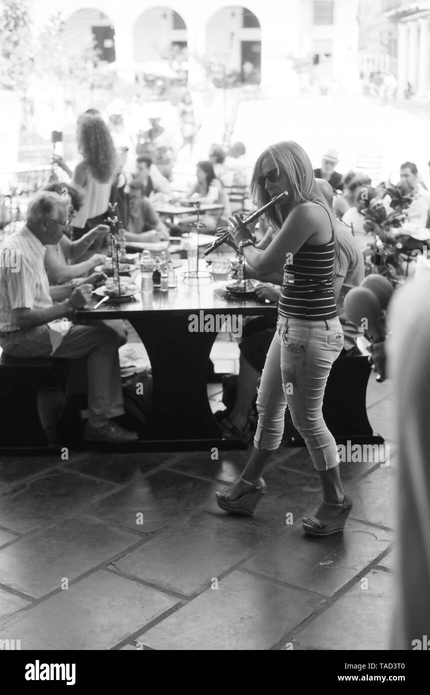 Les musiciens de jazz jouer au diners sur la Plaza Vieja, Vieille Place, La Havane, Cuba Banque D'Images
