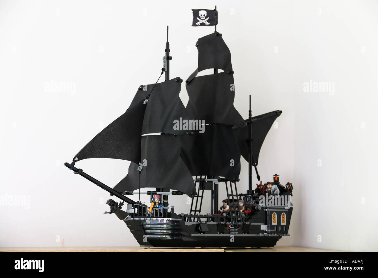 Brick Black Pearl navire, de la part de Pirates des Caraïbes avec Jack Sparrow sur le conseil. Construit à partir de petites briques de jouets. Banque D'Images