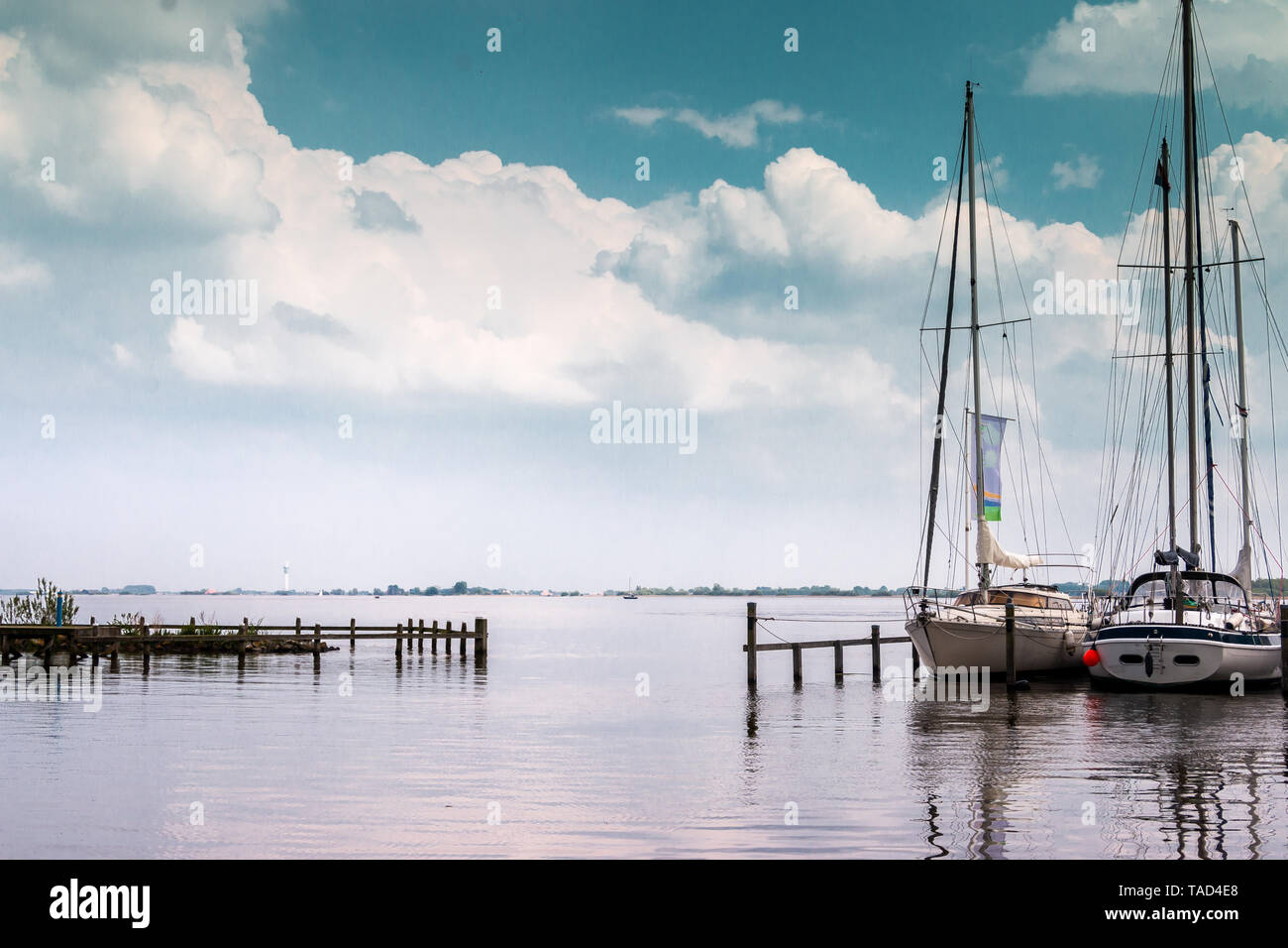 Voiliers dans le port à bord d'un lac dans la province de Frise aux Pays-Bas, à proximité du village Woudsend Banque D'Images