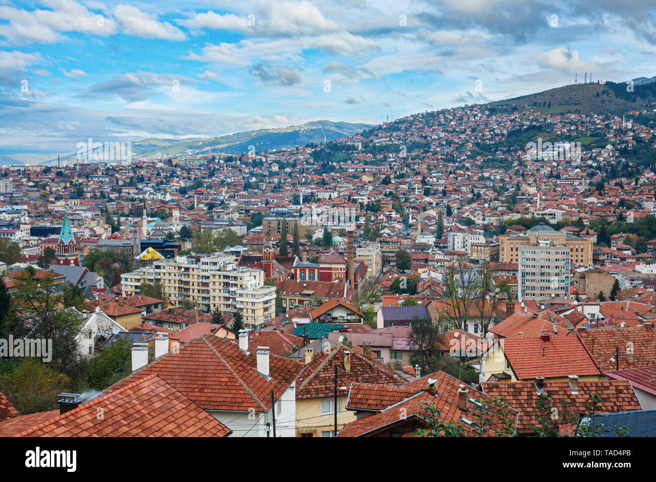 Vue sur Sarajevo et les collines sous un ciel bleu avec des nuages, la Bosnie-et-Herzégovine. Banque D'Images