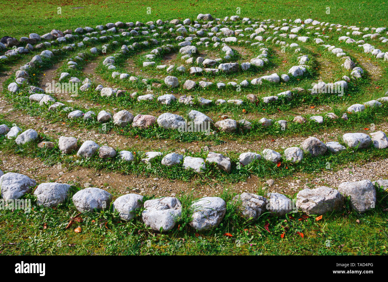 Modèle circulaire de pierres dans l'herbe, donnant l'impression d'un lieu spirituel. Banque D'Images