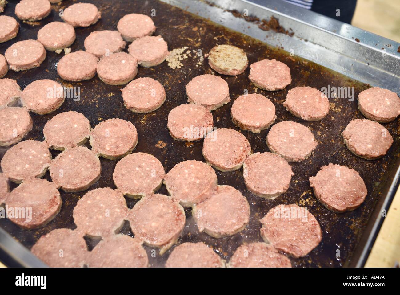 La viande sans viande (gratuitement) Impossible de Burger Impossible les aliments. Végétariens, végétaliens cuisson burger à base de plantes. Le restaurant National Show, Chicago, USA Banque D'Images