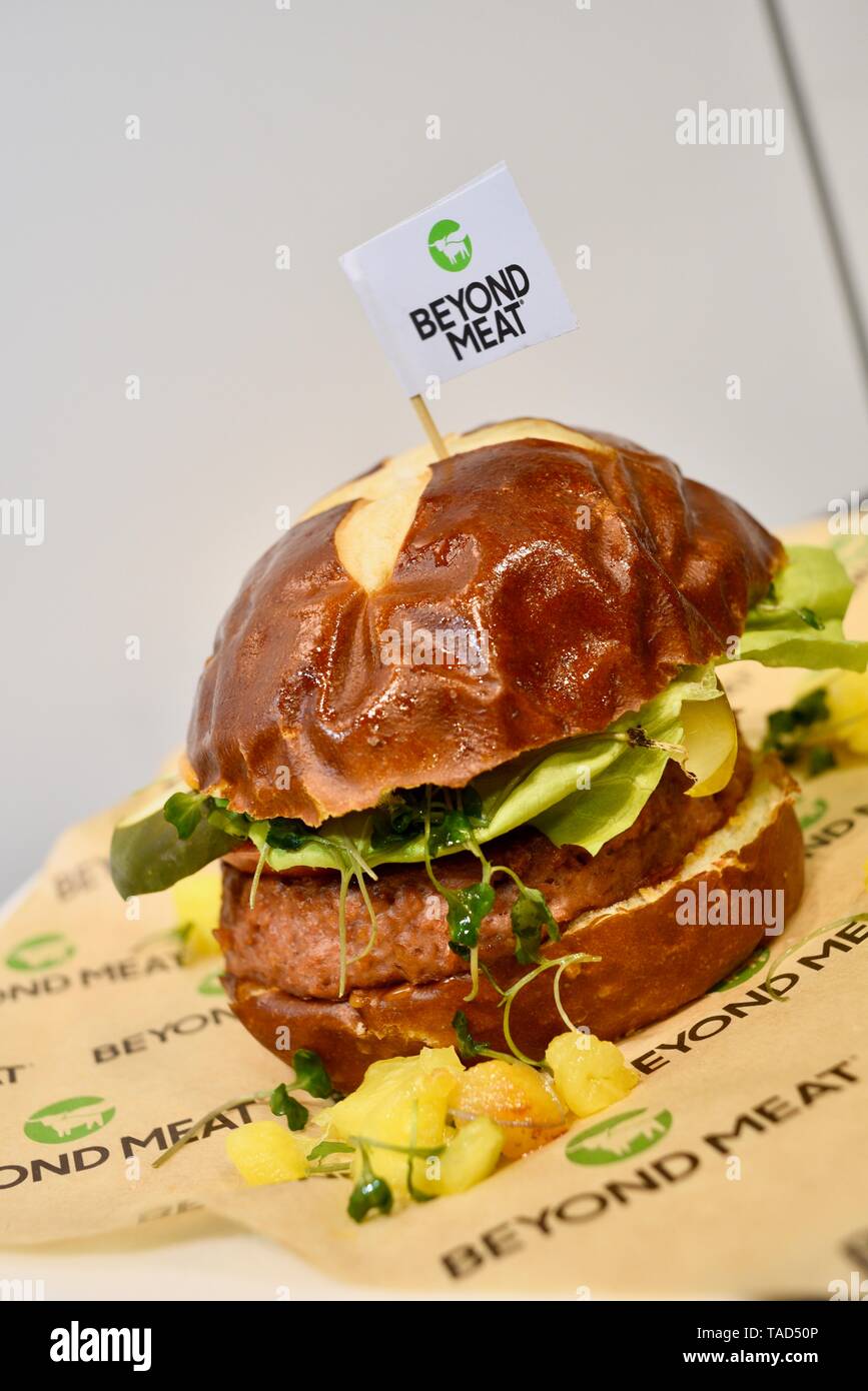 La viande sans viande (gratuitement) au-delà de l'Au-delà. Viande Burger Burger végétalien végétarien à base de pois, d'autres ingrédients, National Restaurant Show Chicago USA Banque D'Images