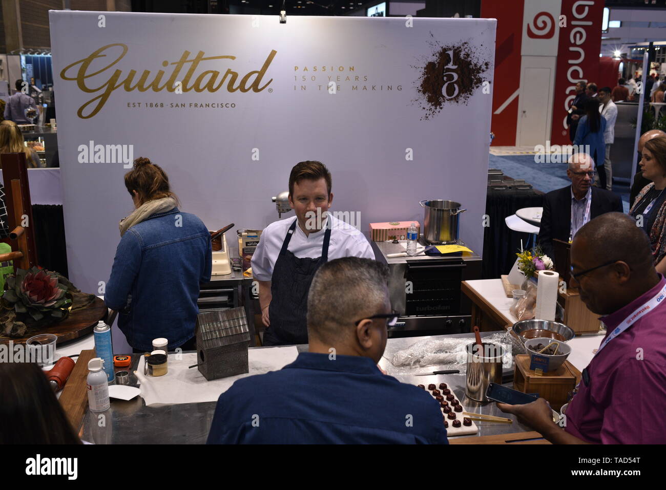 Des échantillons de chocolats artisanaux fine distribué aux visiteurs du salon du commerce de Guittard Chocolate Company au Restaurant National Show, Chicago, USA. Banque D'Images