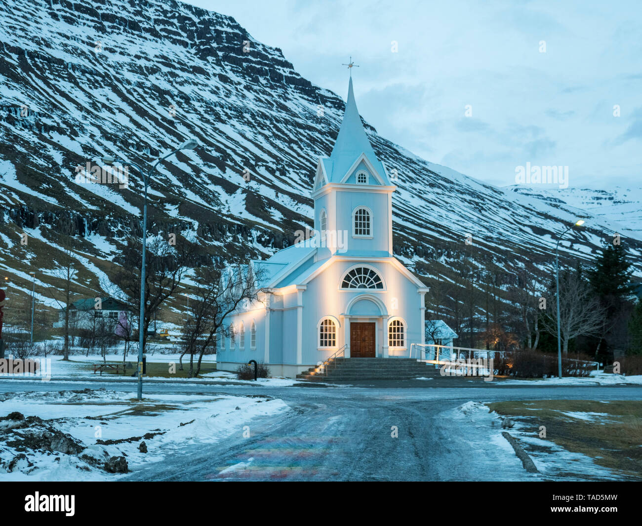 L'Islande, Seydisfjordur, Seydisfjardarkirkja dans l'église avant le lever du soleil d'hiver Banque D'Images