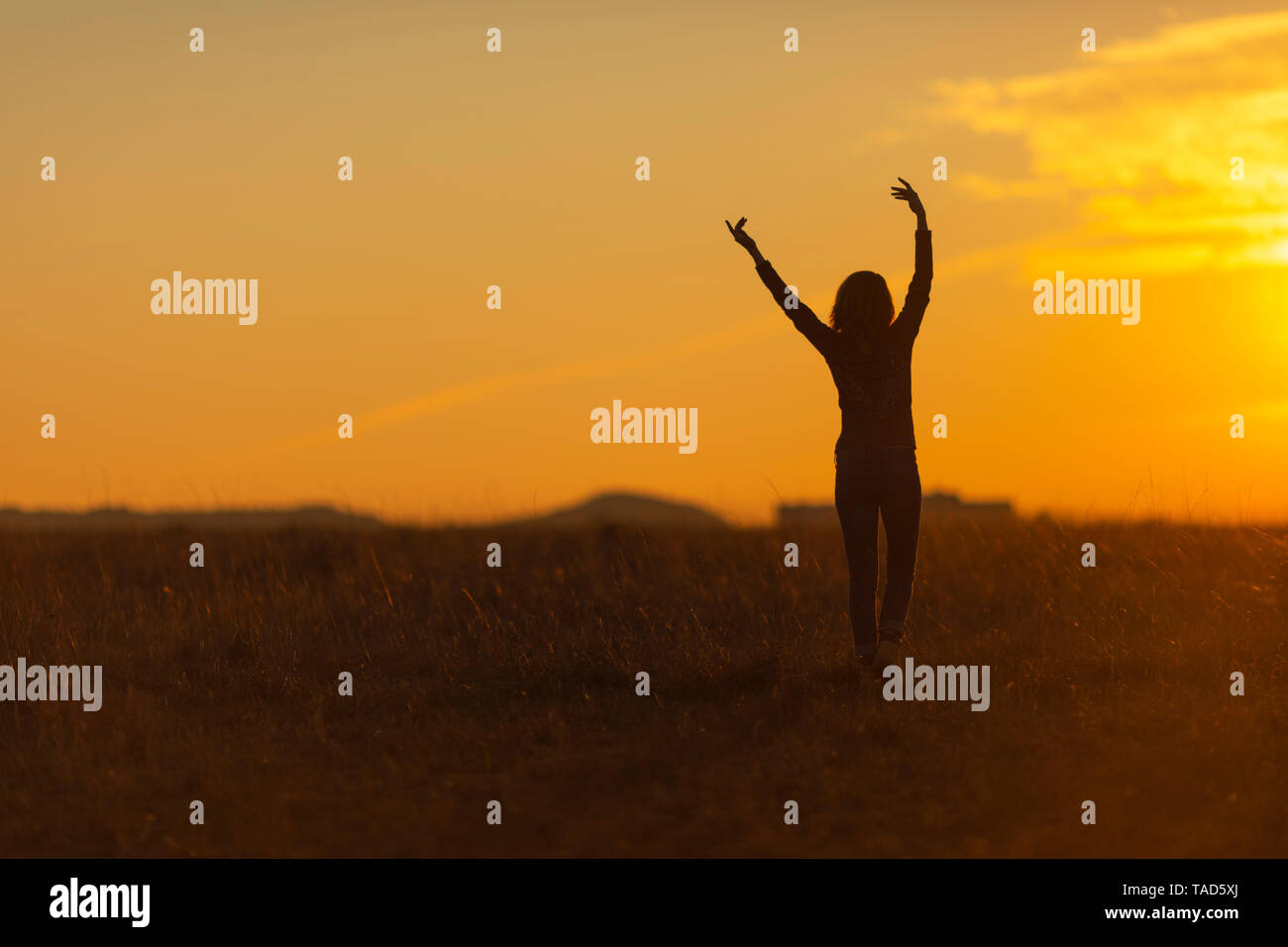 Femme marche dans la nature au coucher du soleil Banque D'Images