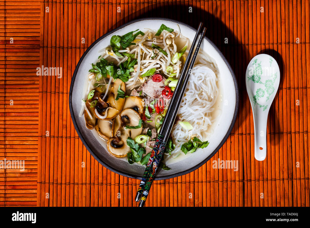 Soupe de nouilles de riz vietnamien avec des champignons et de la viande bovine Banque D'Images