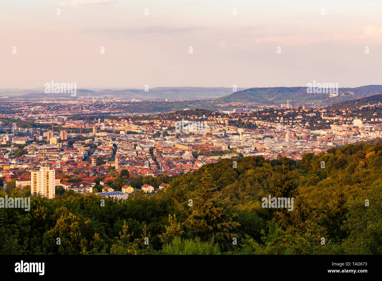 Allemagne, Bade-Wurtemberg, Stuttgart, paysage urbain avec la tour de télévision en soirée, vue de Birkenkopf Banque D'Images