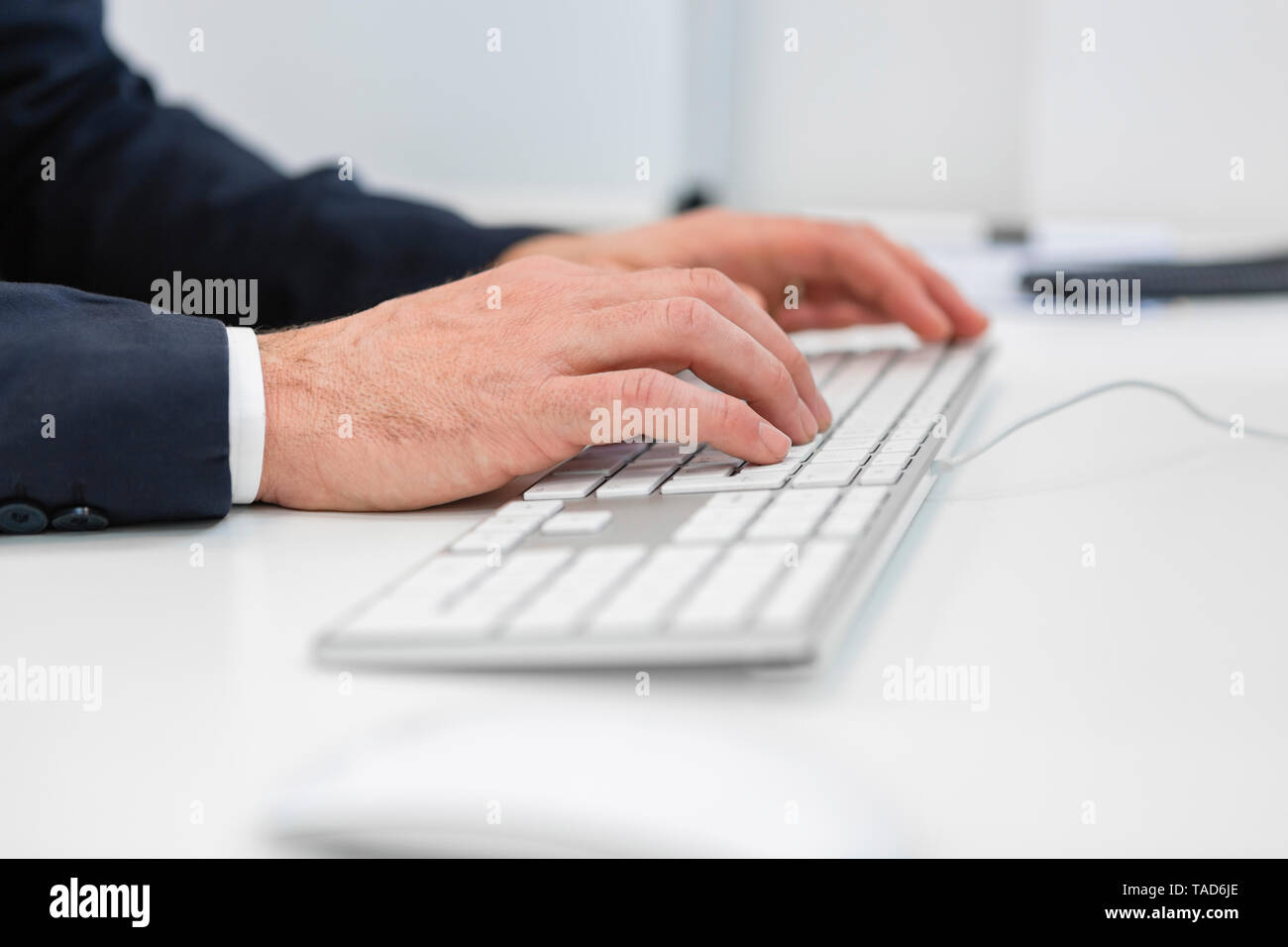 Close-up of woman clavier ordinateur at desk in office Banque D'Images