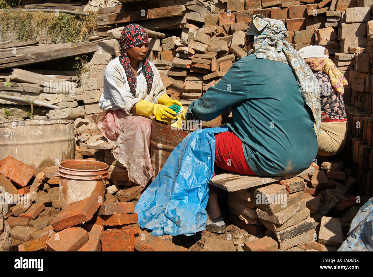 Nettoyage des femmes briques, Bhaktapur, Vallée de Katmandou, Népal Banque D'Images