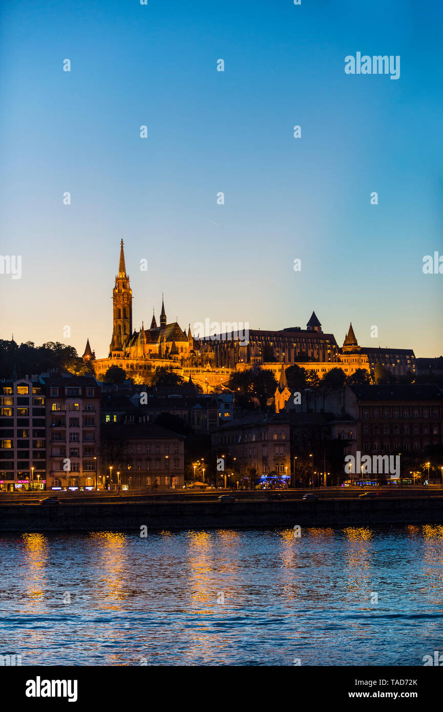 Hongrie, Budapest, vue sur la ville avec l'église Matthias au crépuscule Banque D'Images