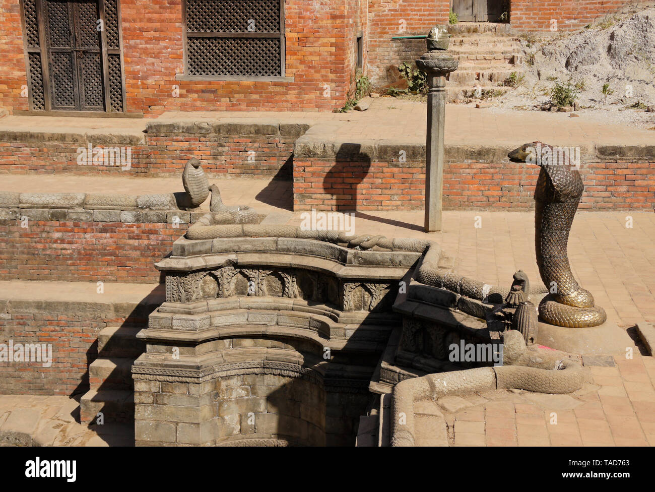Naga Pokhari (réservoir) encerclé par des cobras de pierre et de bronze, Palais Royal de Durbar Square, Bhaktapur, Vallée de Katmandou, Népal Banque D'Images