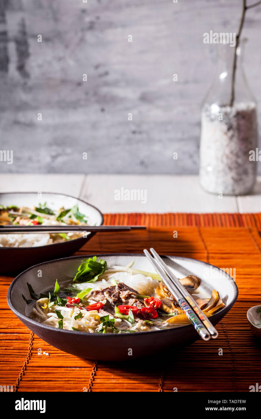Soupe de nouilles de riz vietnamien avec des champignons et de la viande bovine Banque D'Images