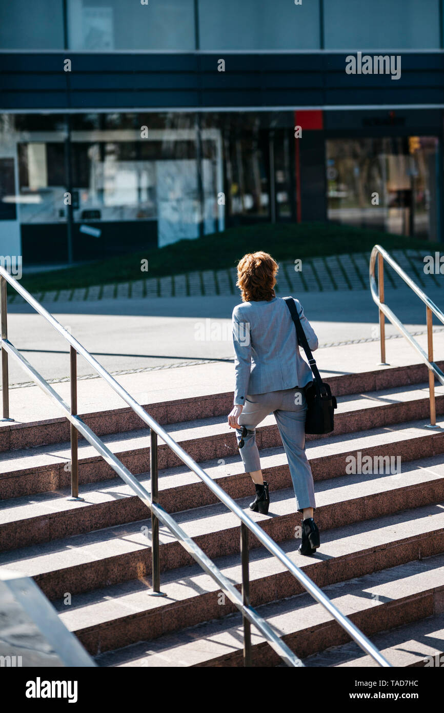 Young businesswoman le navettage dans la ville Banque D'Images