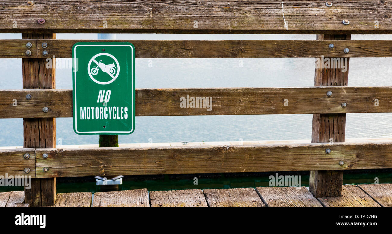 Aucun signe de motos sur une clôture en bois à la lumière du jour Banque D'Images