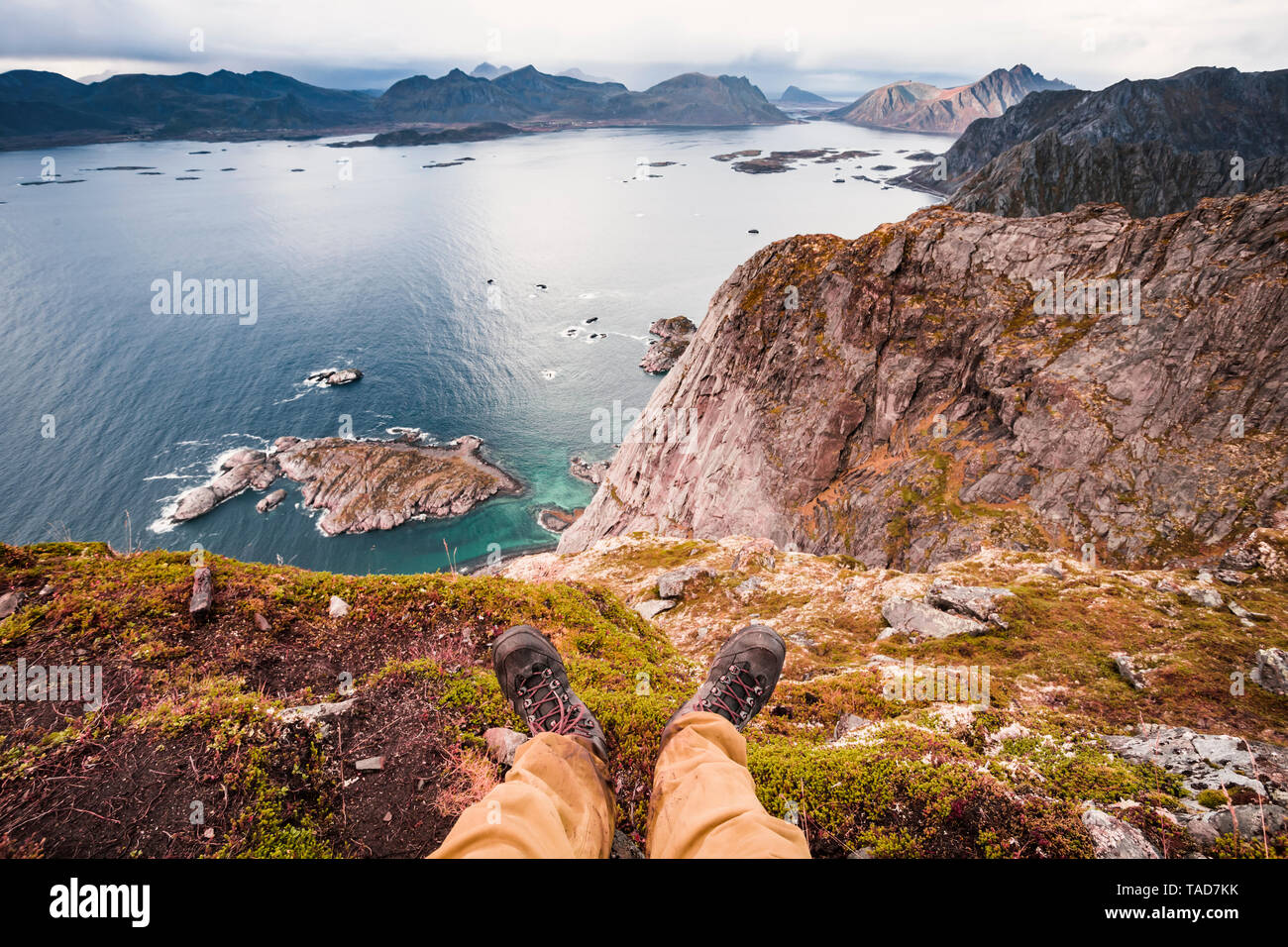 La Norvège, îles Lofoten, Henningsvær, randonneur assis sur point d'observation Banque D'Images