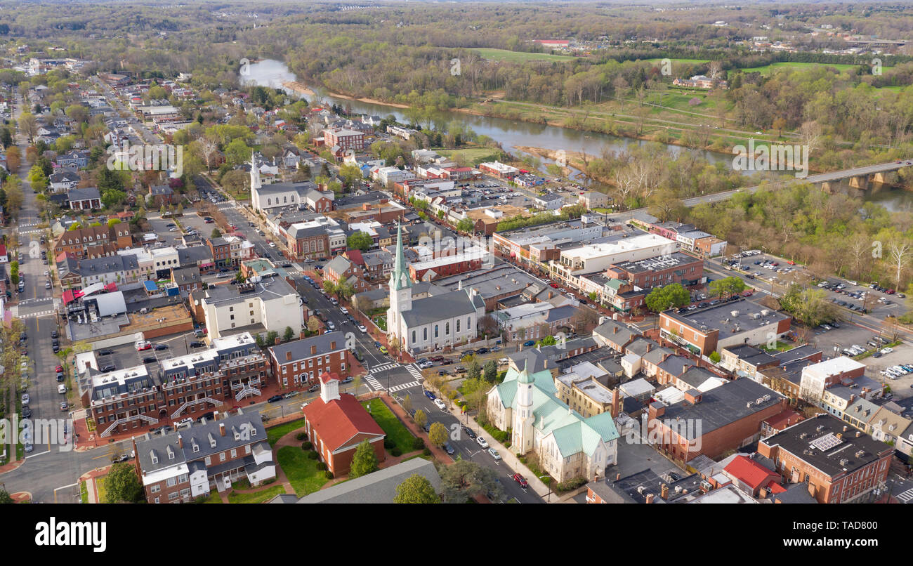 La rivière s'écoule le long de Marshalltown à côté de la ville historique de Fredricksburg Virginia Banque D'Images