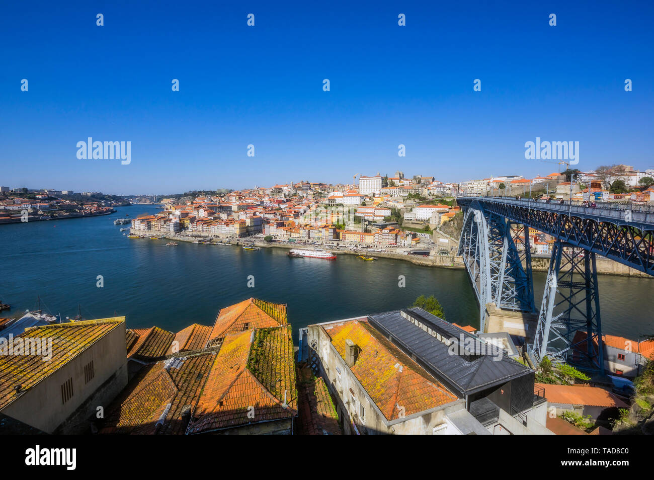 Portugal, Porto, vue sur la ville, la rivière Douro et pont Arrabida Banque D'Images