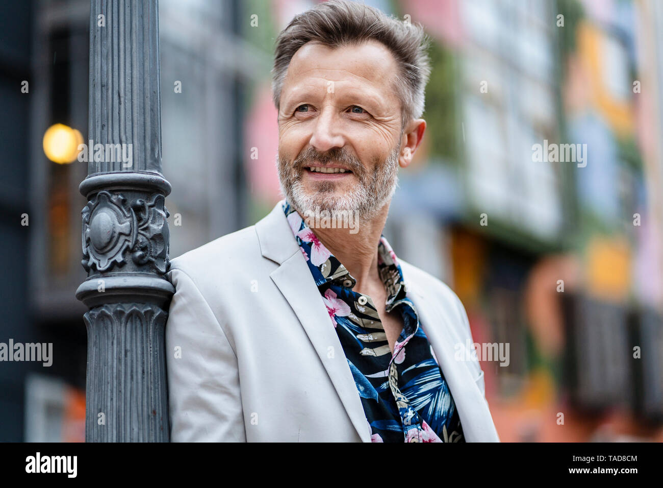 Portrait d'homme mûr à la mode avec barbe grisonnante appuyé contre Banque D'Images