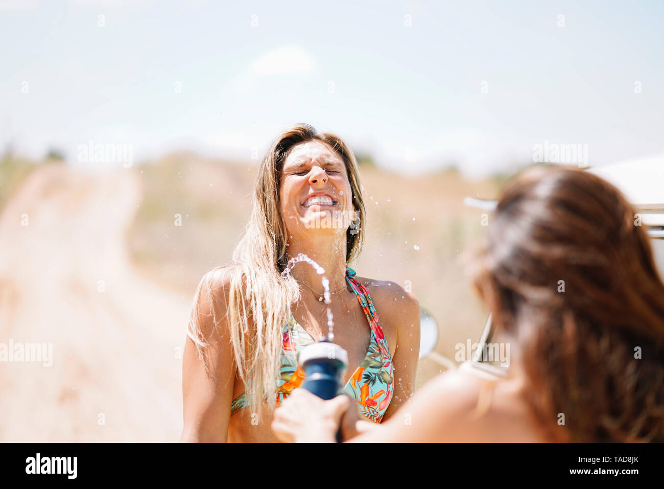 Deux professionnels des jeunes femmes en bikini les projections d'eau. Banque D'Images