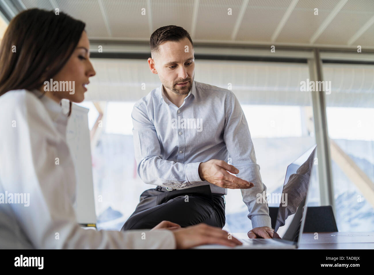 Businessman and businesswoman with laptop in office Banque D'Images