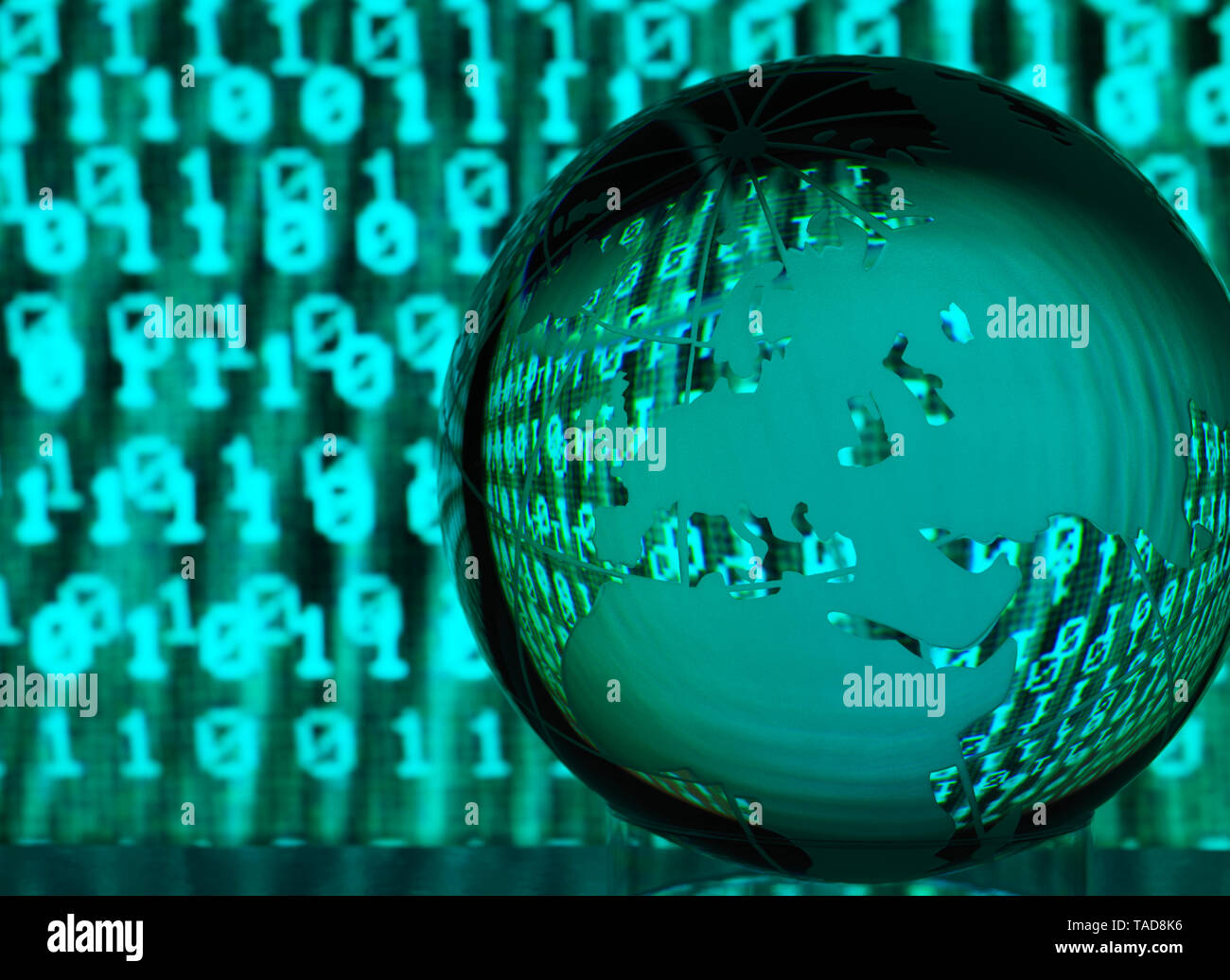 Cyber-criminalité mondiale, illustrant le globe de verre avec nous les réflexions d'un cyber-attaque infectés Banque D'Images