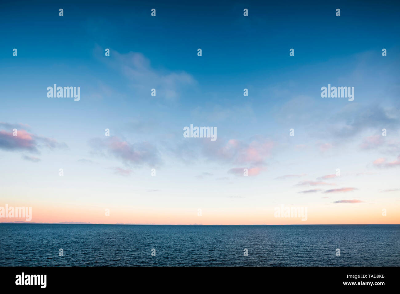 La Norvège, îles Lofoten, un i Lofoten, mer dans la lumière du soir Banque D'Images