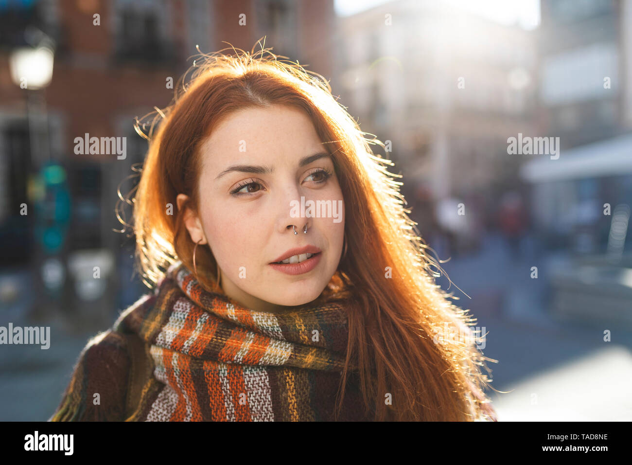 Portrait de jeune femme rousse avec nez piercing dans la ville Banque D'Images