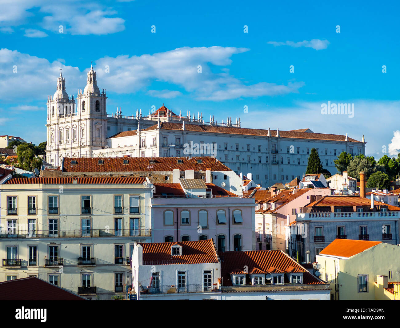 Portugal, Lisbonne, Alfama, vue de Miradouro de Santa Luzia sur district avec le Monastère de São Vicente de Fora Banque D'Images