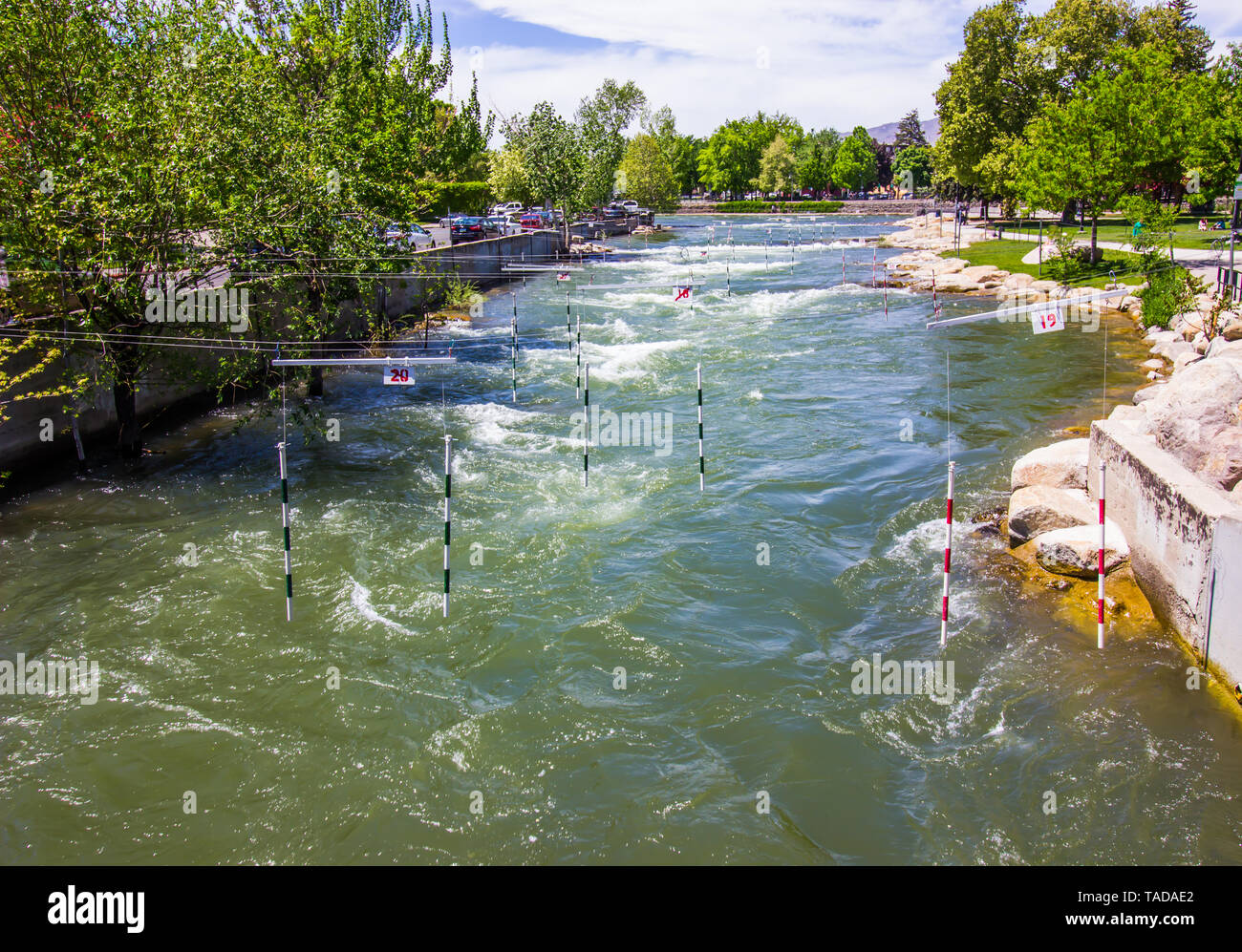 Cours de kayak vide sur la rivière Truckee se précipiter à Reno Banque D'Images