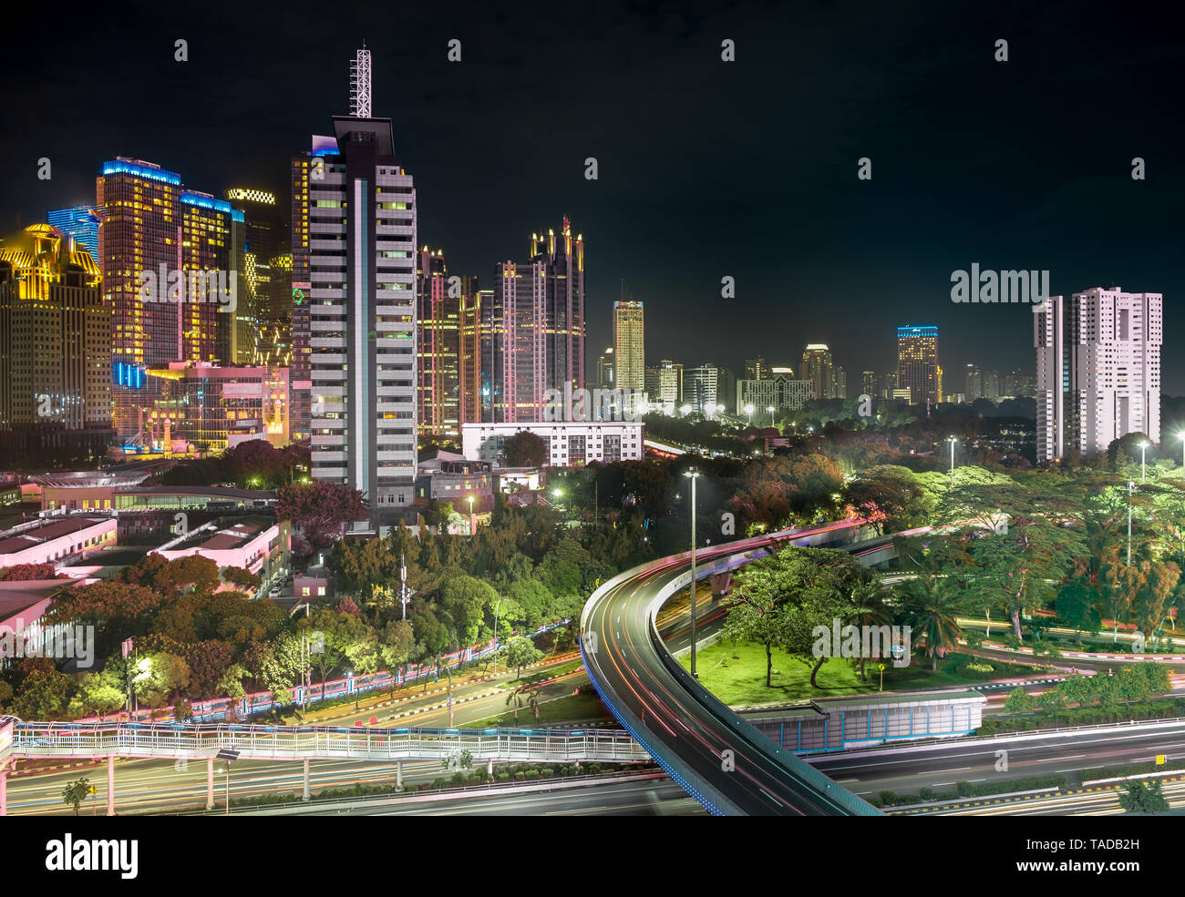 Jakarta high-rise building at night Banque D'Images