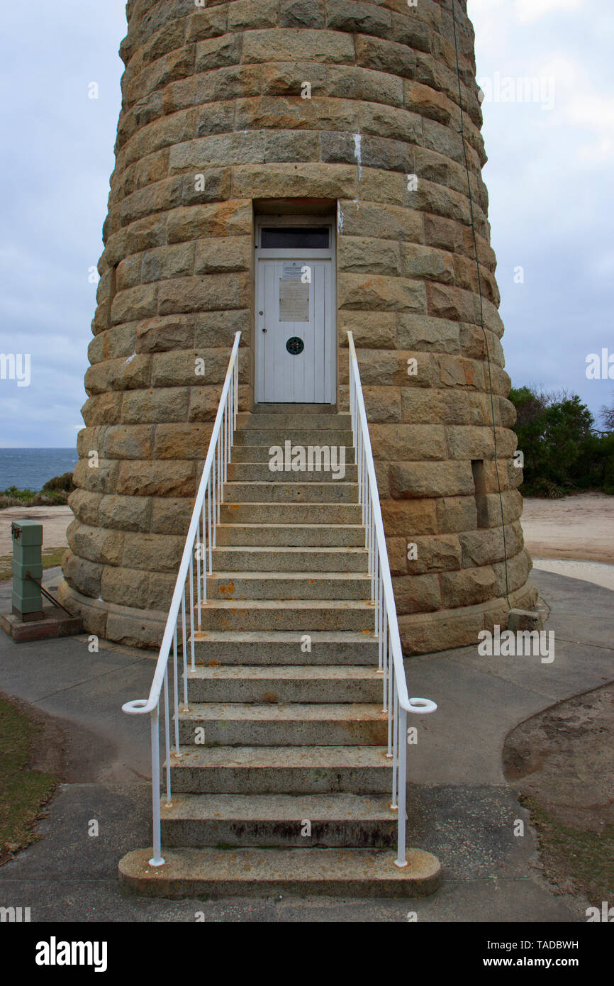 Eddystone Point Lighthouse sur la baie d'Incendies Côte Est de la Tasmanie a été construit en 1889 Extrait de granit rose. Entrée et porte à la t Banque D'Images