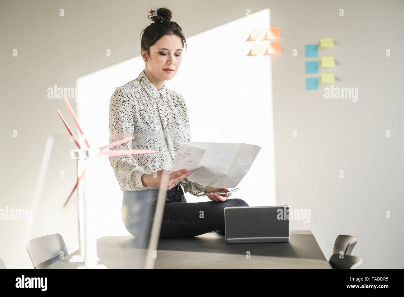 Businesswoman in office plan de lecture avec les modèles d'éoliennes sur 24 Banque D'Images