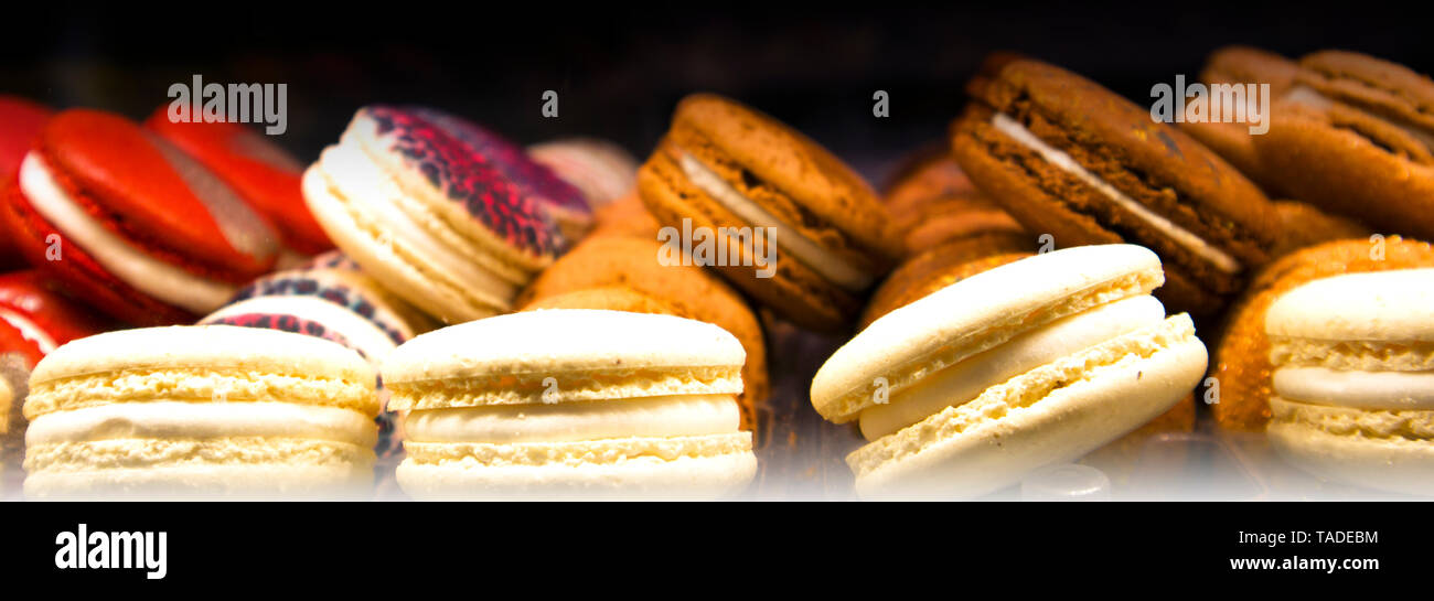 Des piles de macarons colorés couché dans une des lignes dans la salle café, biscuits traditionnels français Banque D'Images