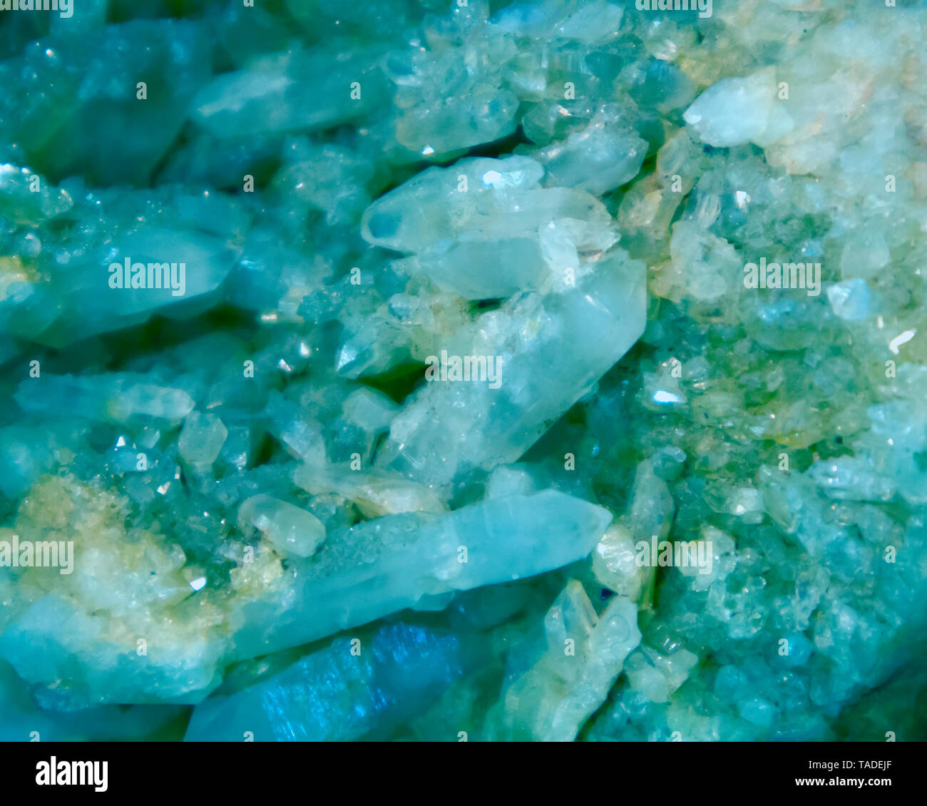 La texture de pierre, cristaux de diffusion de couleur bleue, quartz naturel gemme semi-précieuse background Banque D'Images