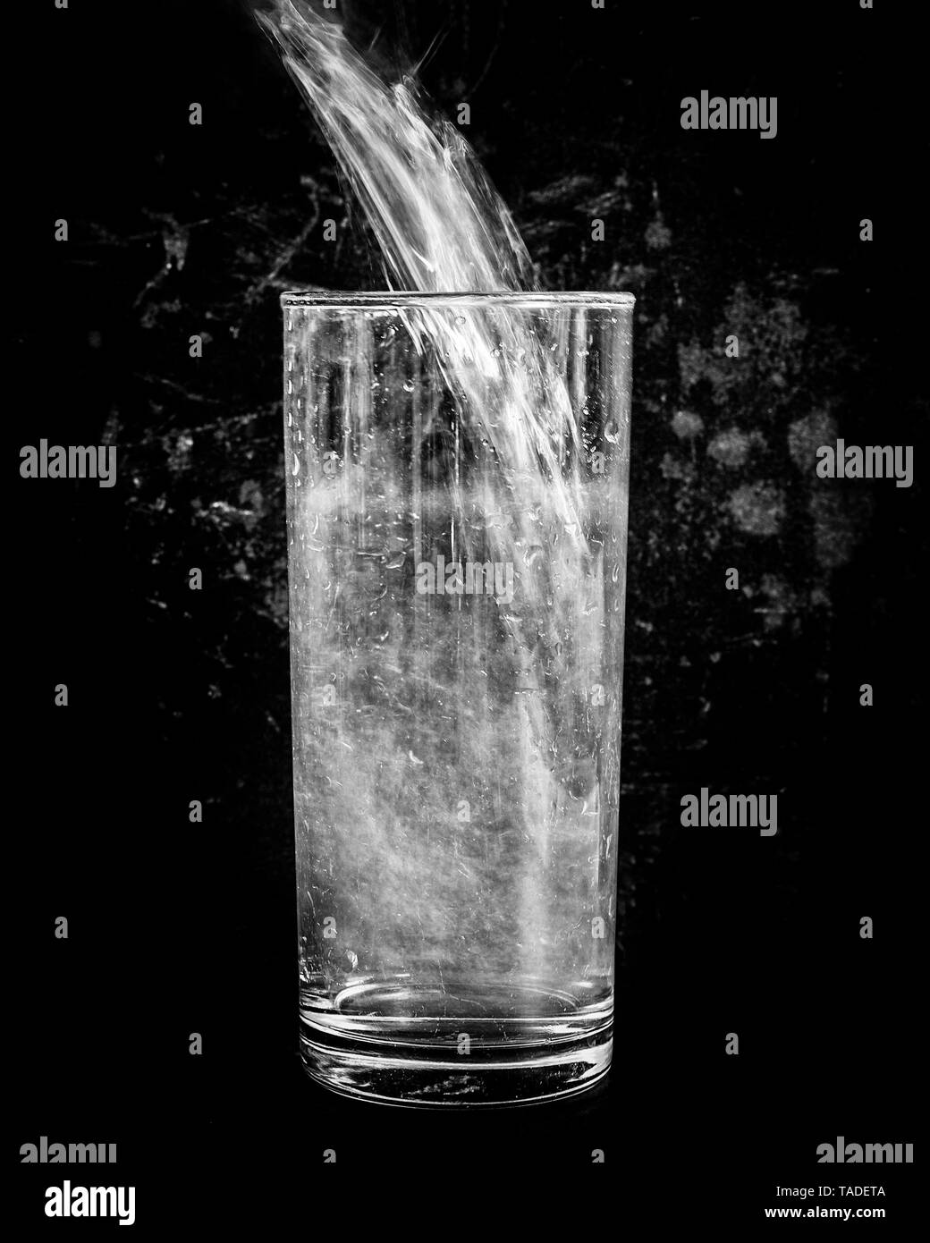 L'eau dans le verre Tumbler Banque D'Images
