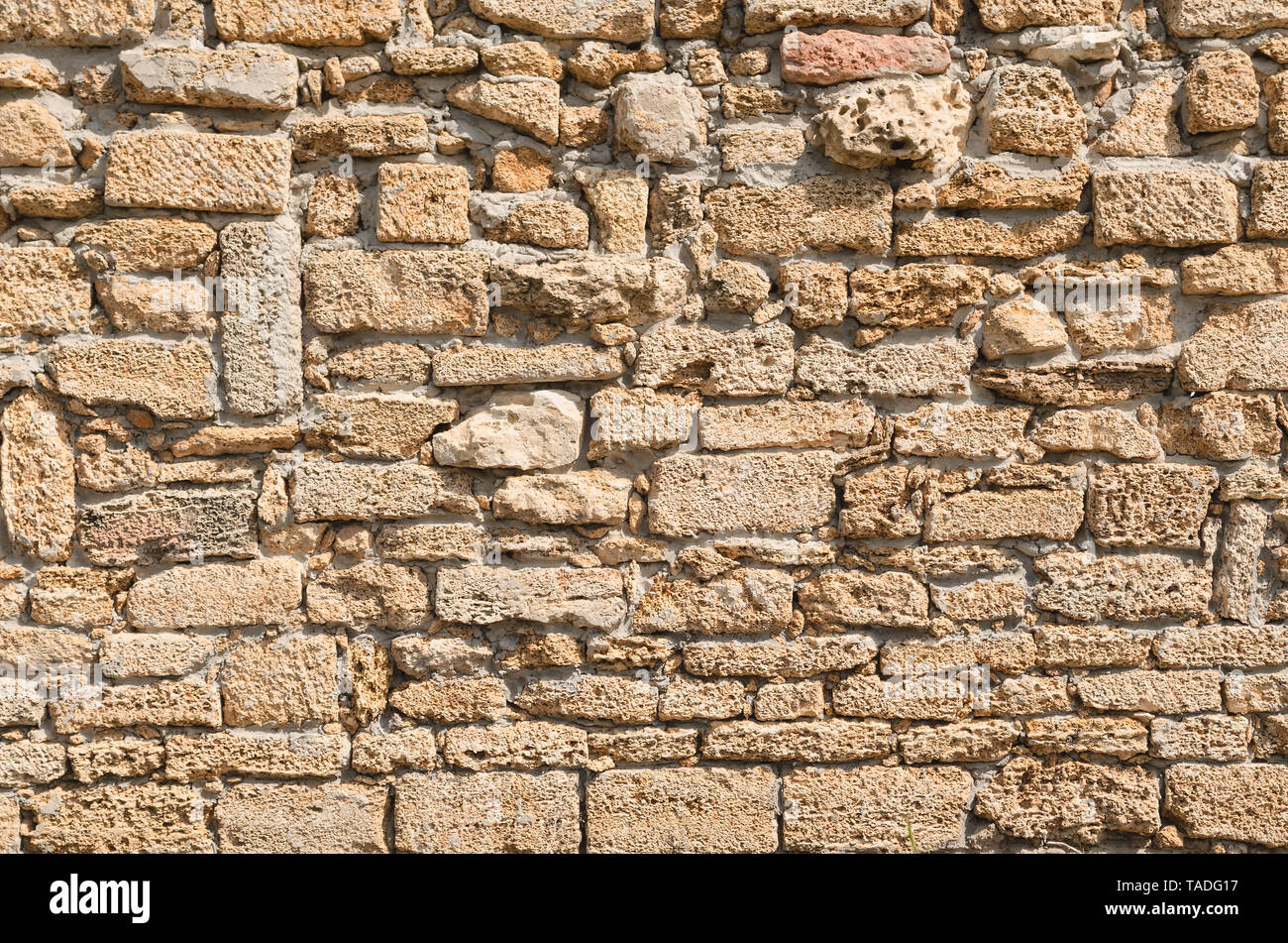 Vieux Mur énoncées dans une façon chaotique de calcaire poreux Banque D'Images