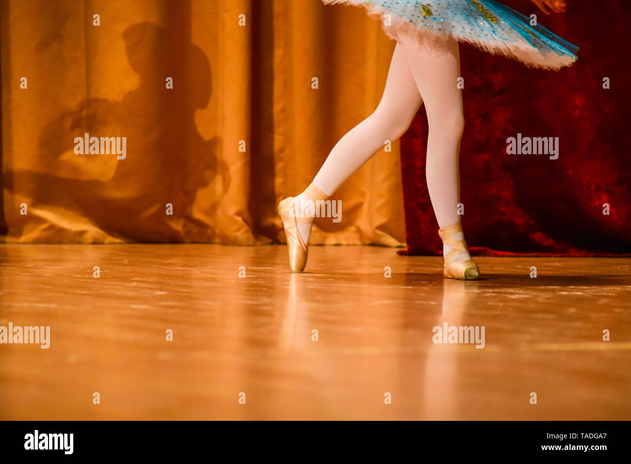 Petite ballerine.les pieds des enfants dans les pointes sur le plancher de la salle de danse. Banque D'Images