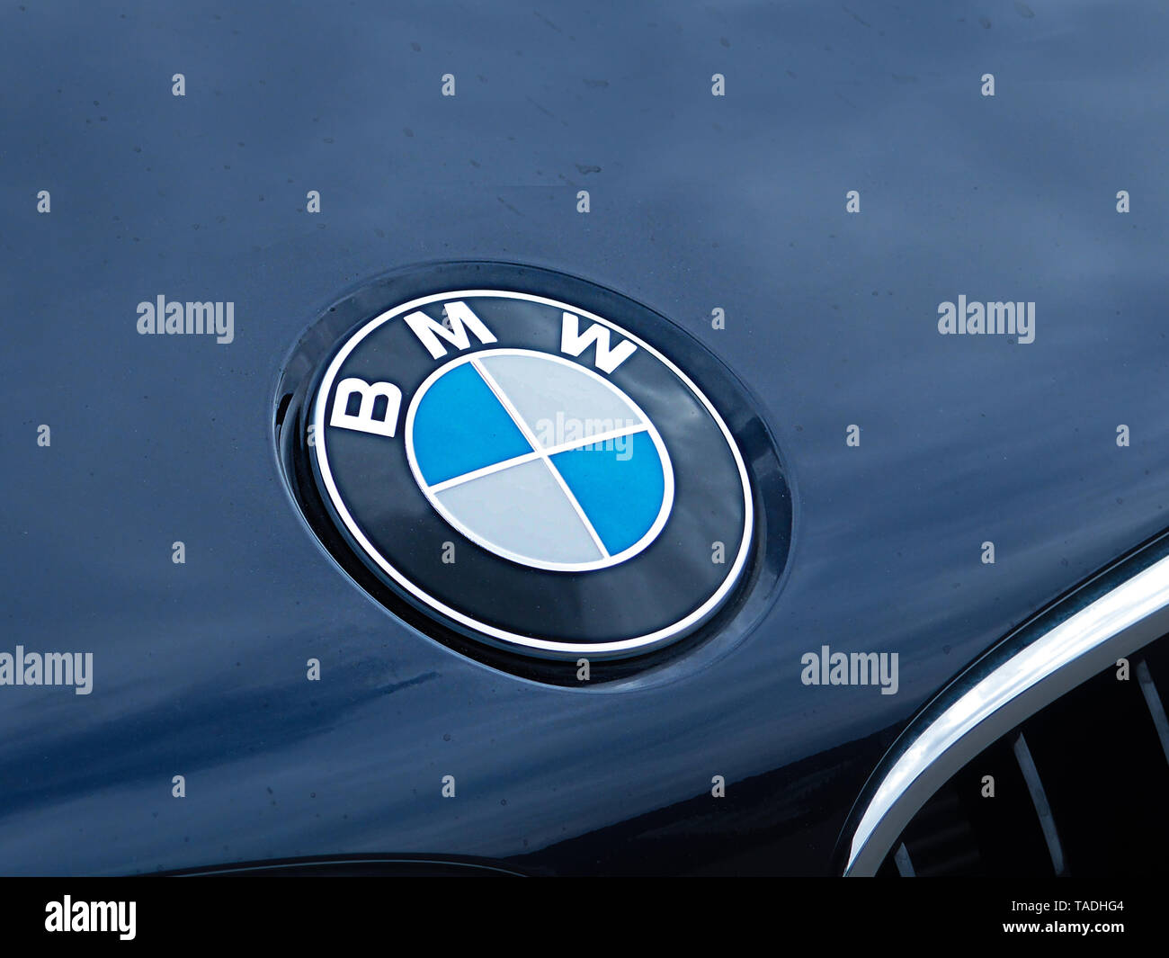 Moscou - 10 juin 2017 : BMW garée avec reconnaissable logo rond. Le logo BMW s'est développé à partir du logo de moteurs aéronautiques Rapp. l'reflecti Banque D'Images