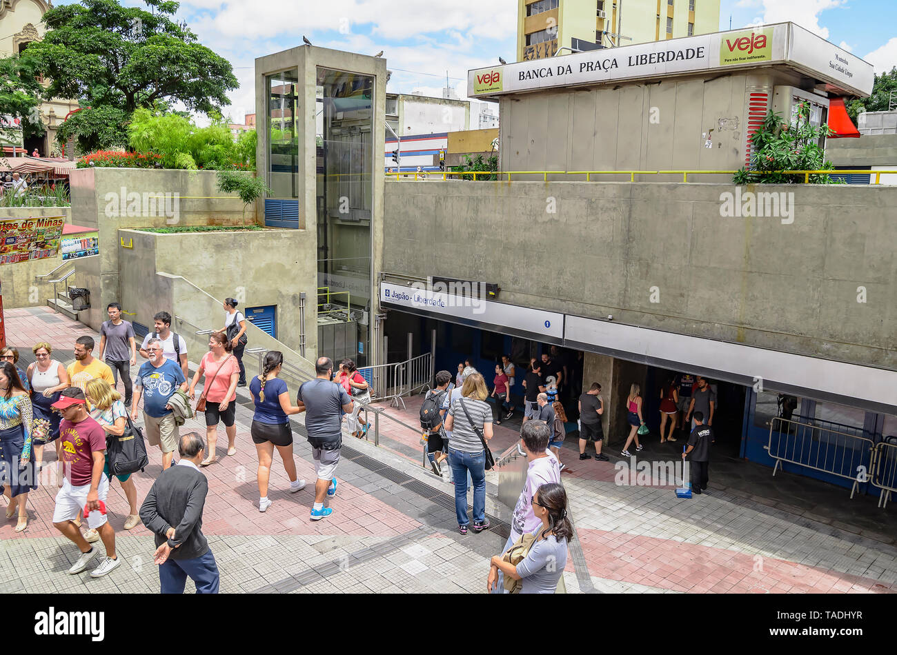 Sao Paulo, SP, BRÉSIL - Mars 03, 2019 : Les gens de la station de métro au quartier Liberdade. Japao Station - Liberdade (Japon - Liberty), libert Banque D'Images