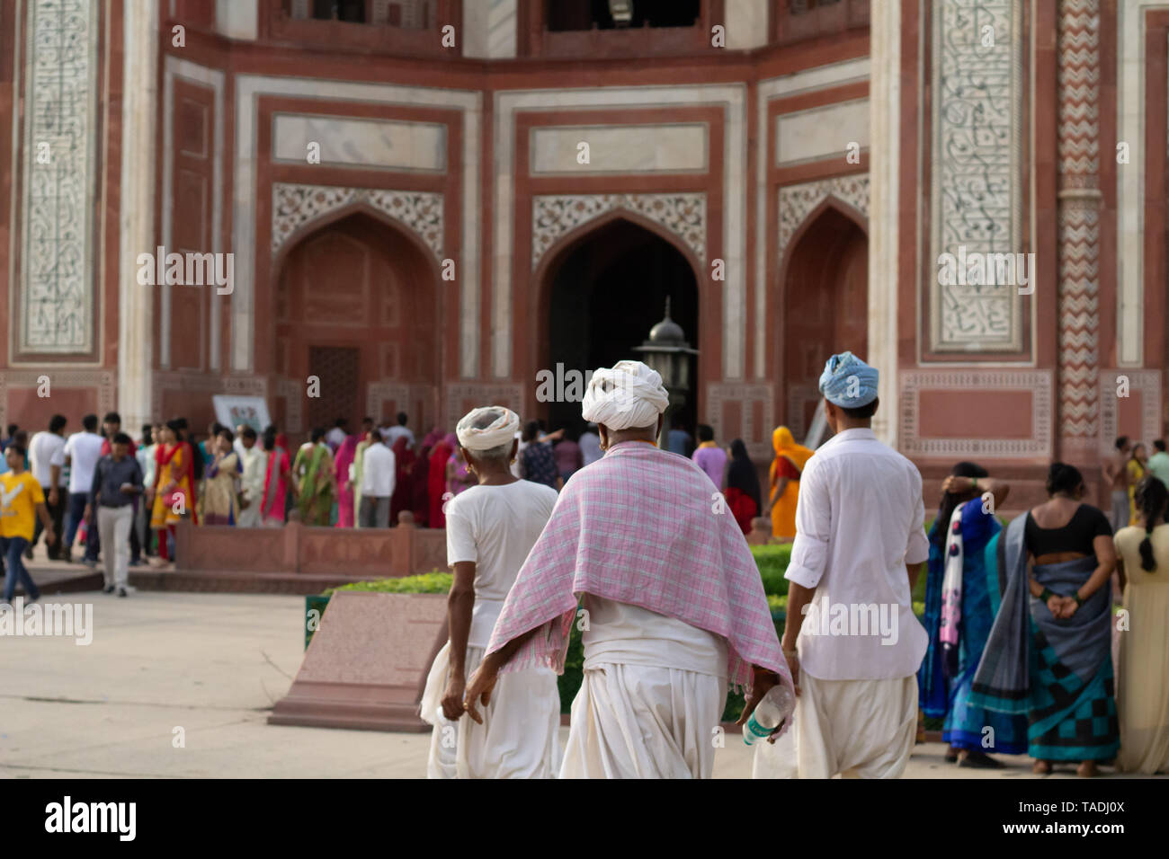 Trois hommes entrer dans la mosquée du Taj Mahal à Agra avec des turbans. Banque D'Images