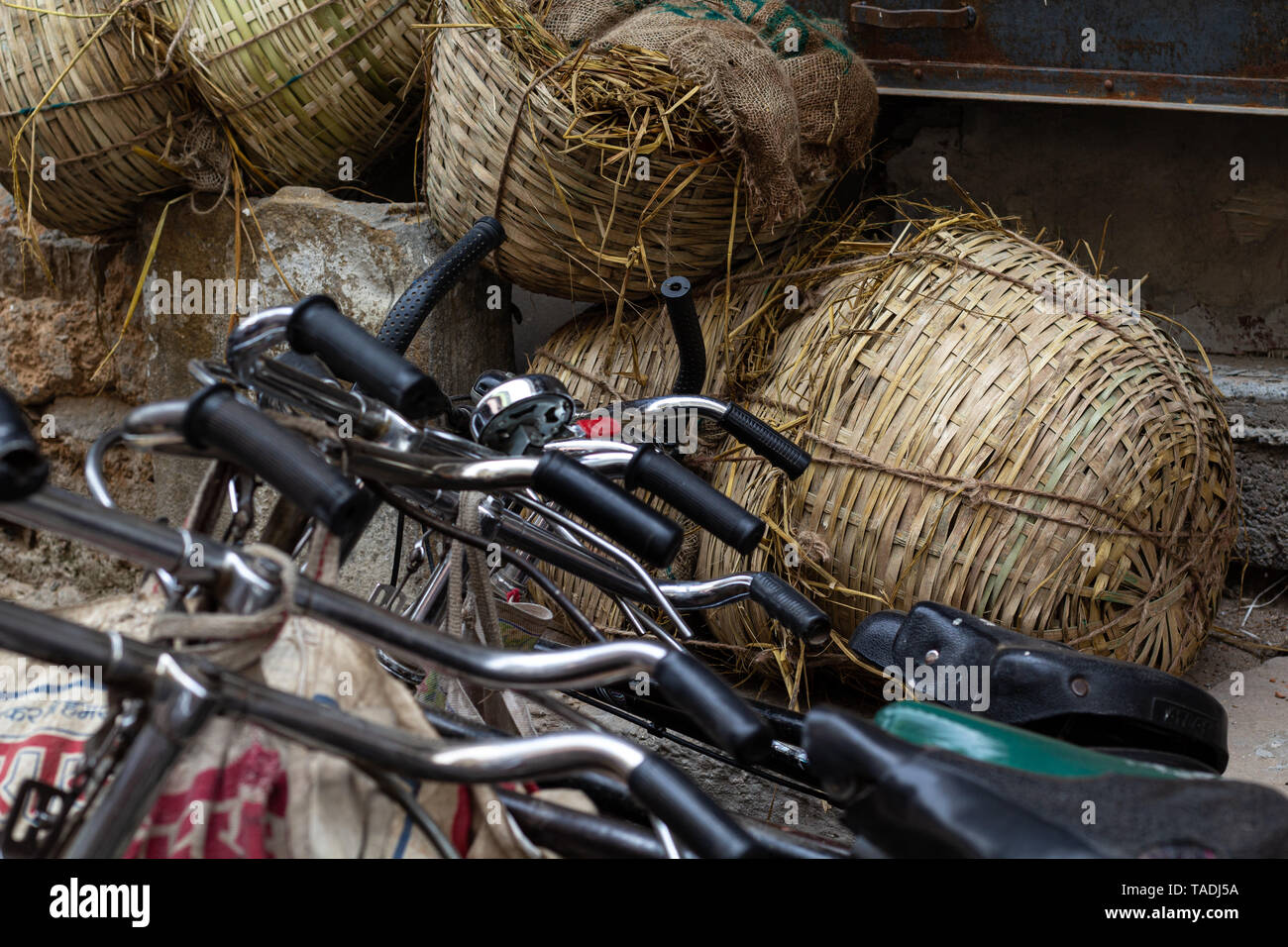 Groupe des bicyclettes et des paniers en dehors de marché à Varanasi Inde paan. Banque D'Images