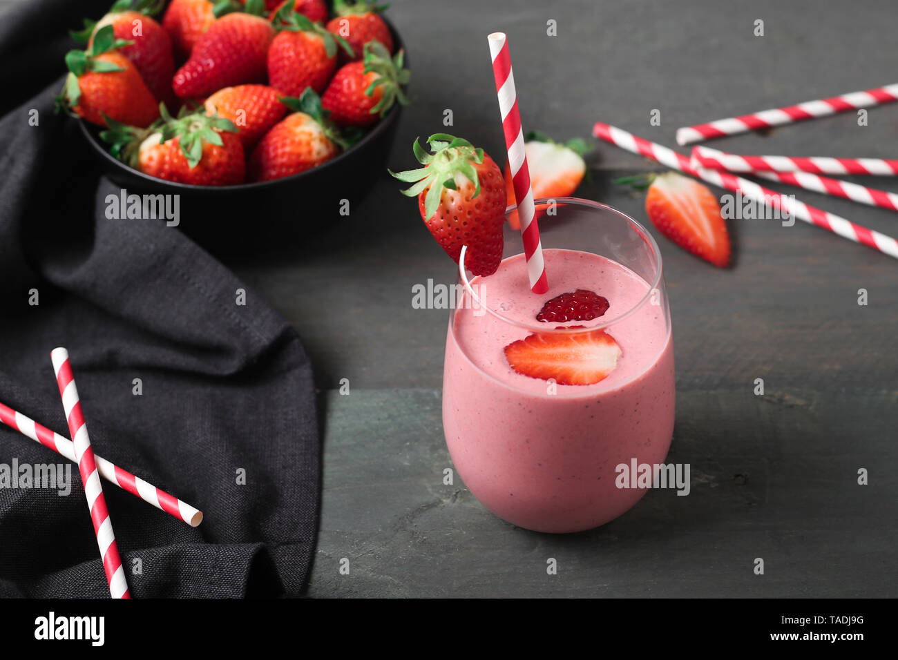 Verres de smoothie aux fraises et fraises à bois foncé Banque D'Images