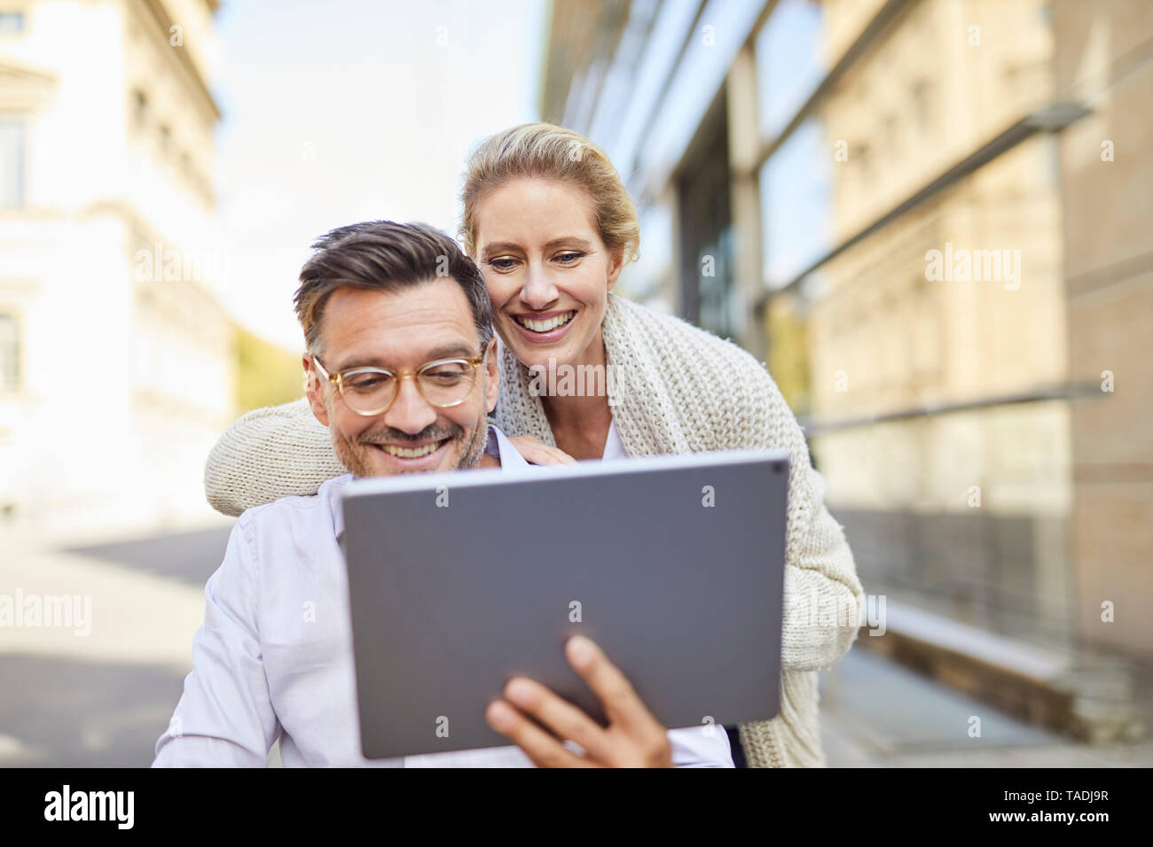 Happy couple using tablet dans la ville Banque D'Images