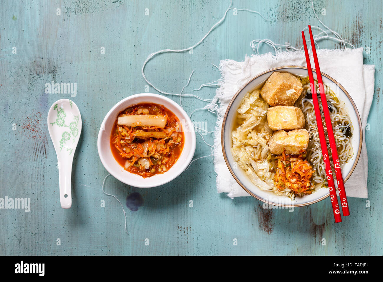 Soupe aux nouilles asiatiques avec du chou, le tofu, les nouilles shirataki et kimchi maison Banque D'Images