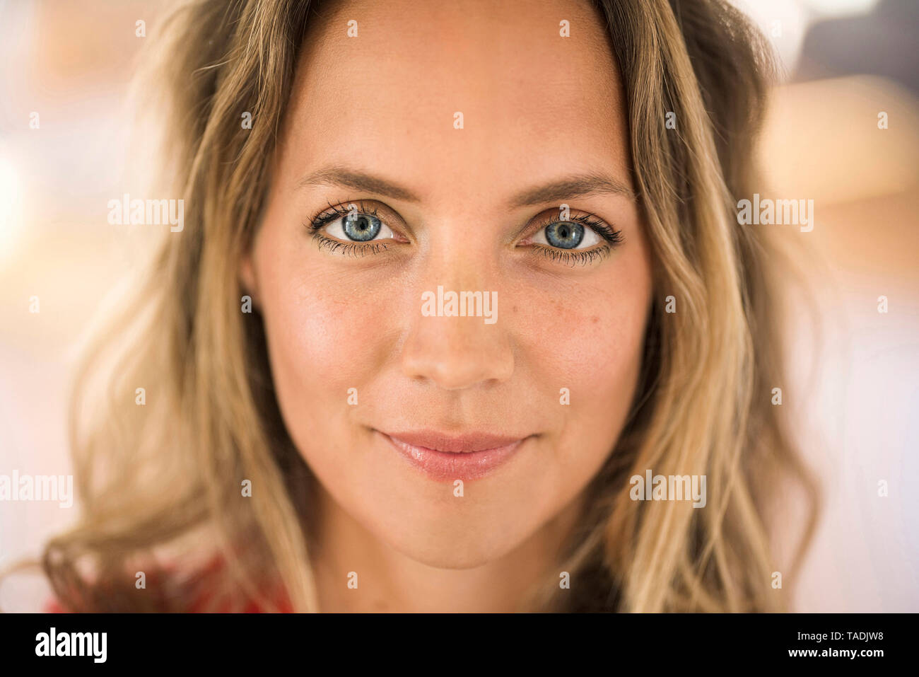Close-up portrait de femme blonde aux yeux bleus Banque D'Images