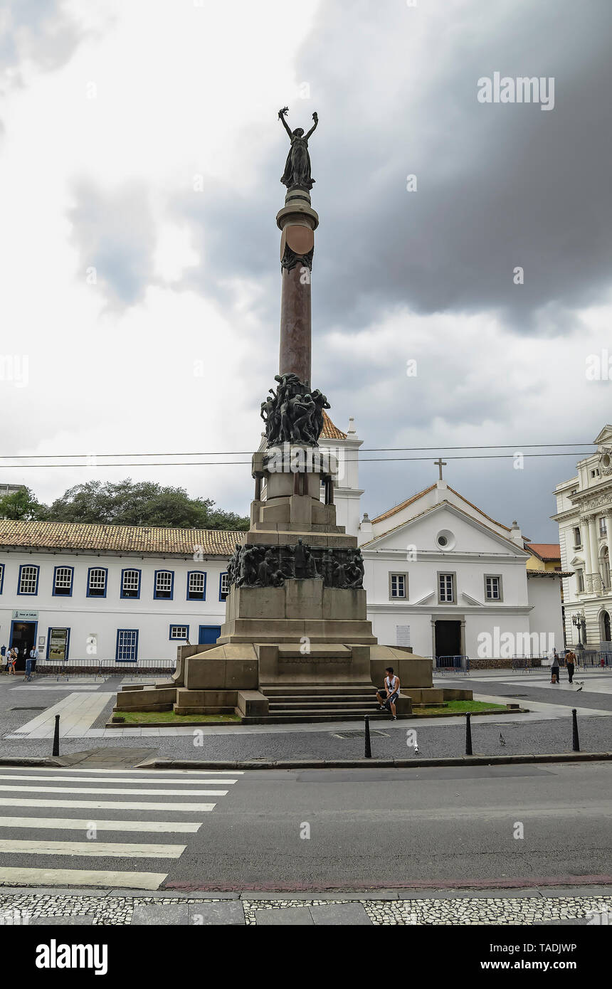 Sao Paulo, SP, BRÉSIL - Mars 06, 2019 : gloire immortelle monument aux fondateurs de Sao Paulo par Amadeo Zani devant le Pateo do Collegio. Dow historique Banque D'Images