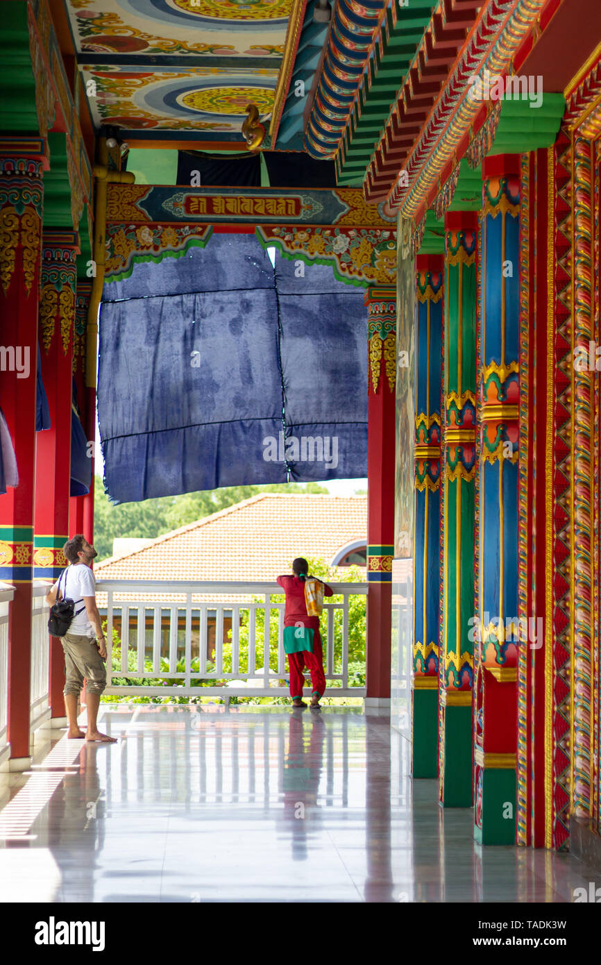 À l'Allemand touristique Temple Bouddhiste Lumbini dans couloir côté coloré. Banque D'Images